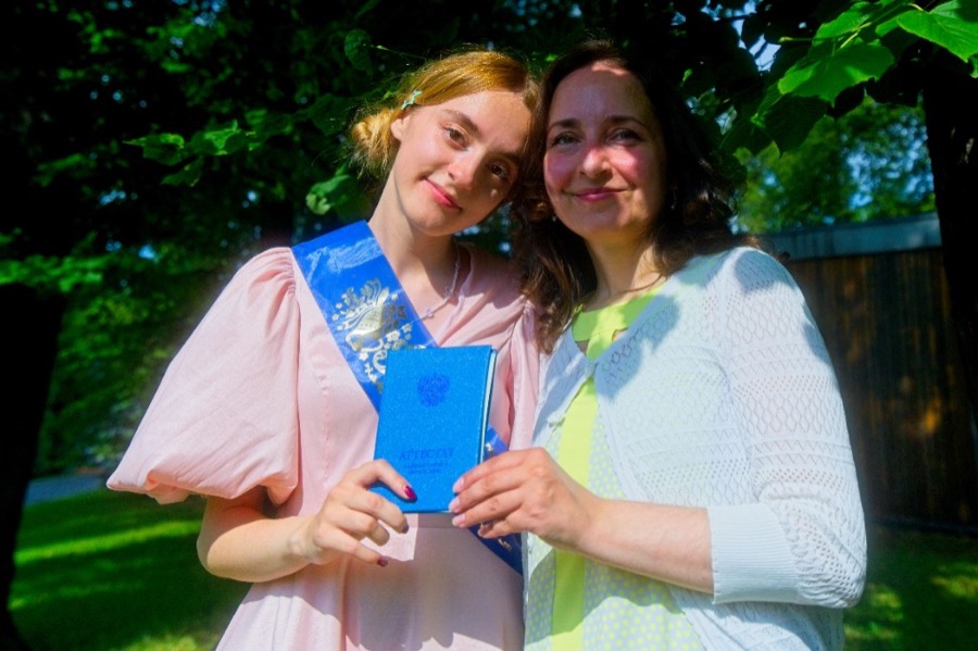 Выпускница с мамой и аттестатом