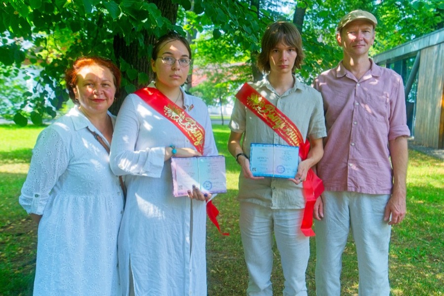 Семья выпускников на выпускном в парке