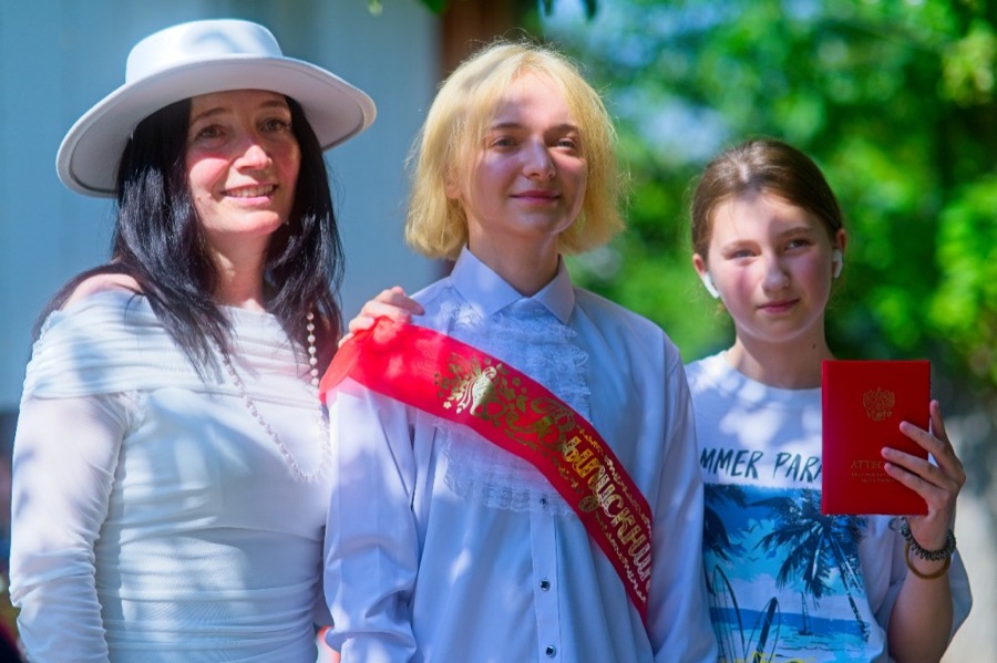 Семья на выпускном торжестве