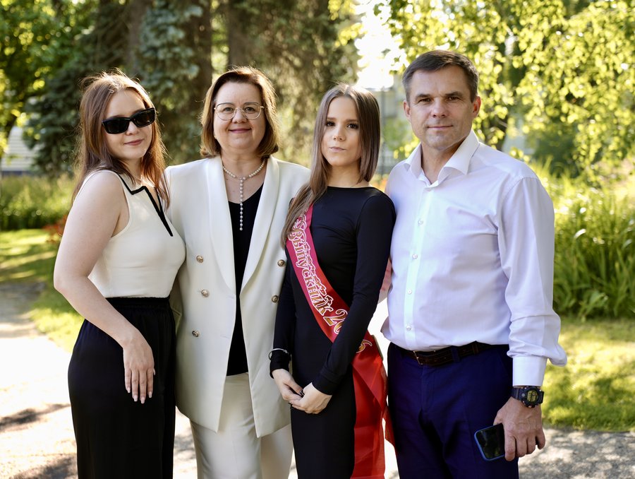 Выпускница с семьёй на выпускном в парке