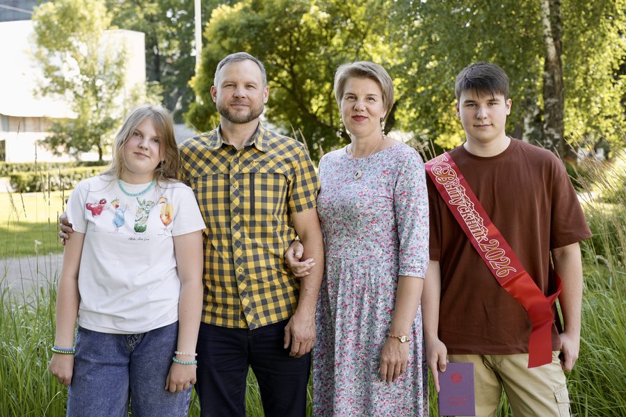 Выпускник с семьёй и аттестатом